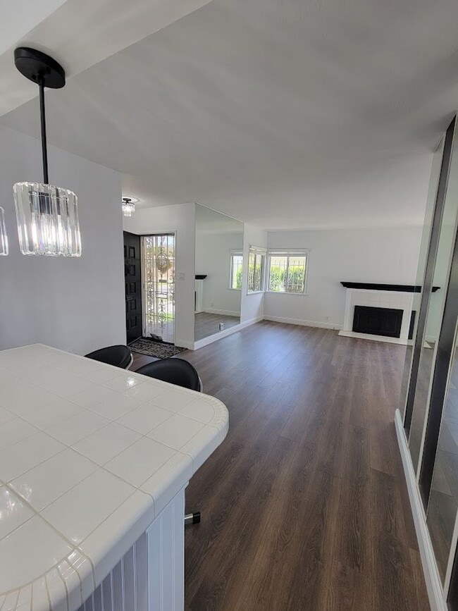 Building Photo - SPACIOUS 3BD/2BA WITH GARAGE, LAUNDRY AND ...