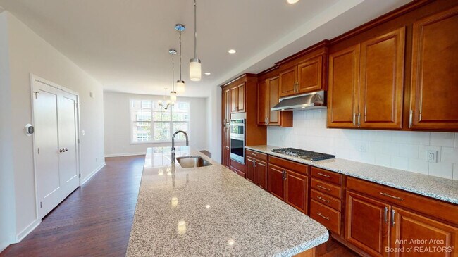 Building Photo - 2704 S Spurway Dr