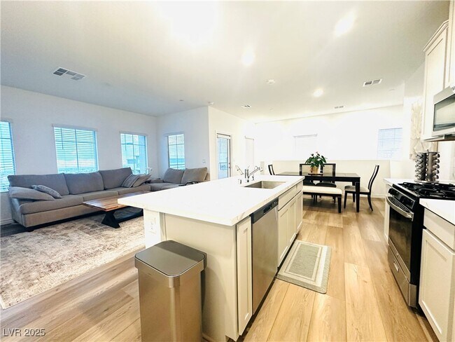 Building Photo - 600 Carriage Hill Dr