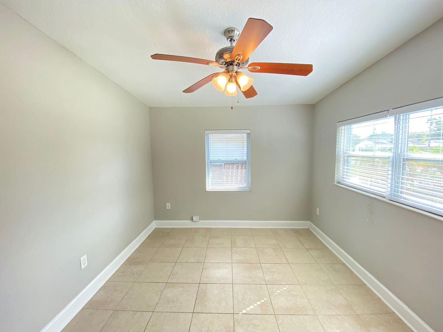 Building Photo - Available Now! 2/2 Bungalow near Downtown