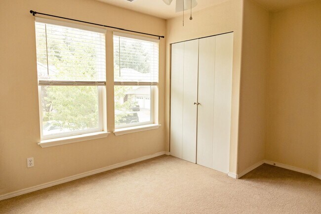 Building Photo - Updated 4 Bedroom DuPont Home for Rent