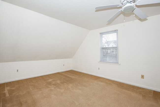 large Bedroom - 315 9th St