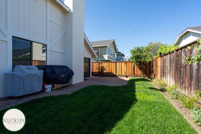 Building Photo - Chic 4 Bedroom, 2.5 Bath Single-Story Home