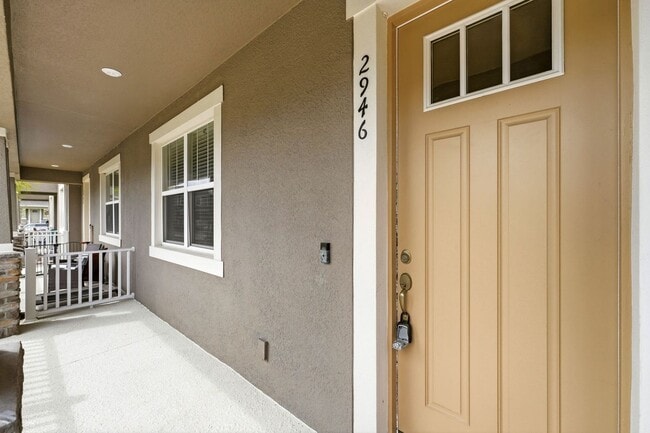 Building Photo - 3 Bedroom Resort Style Living in Gated Community