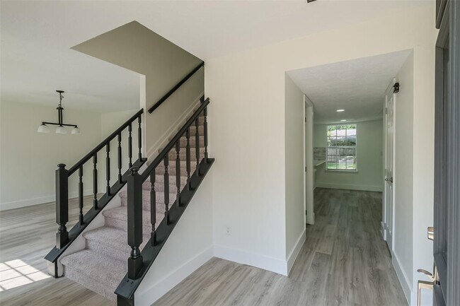 Building Photo - 1311 Sand Stone Dr