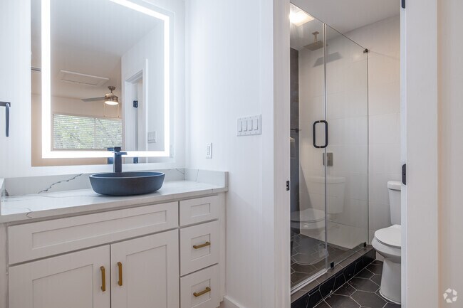 1BD, 1BA - 725SF - Bathroom - Raintree 2706 Wheless Lane