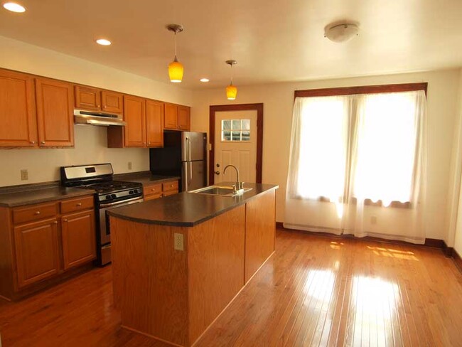 Building Photo - 1634 Aurelius St