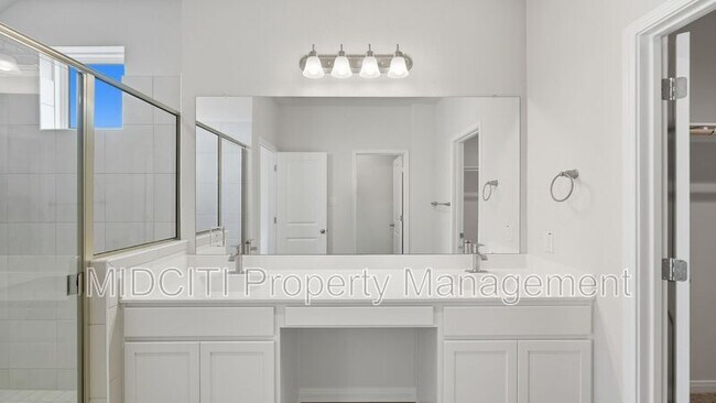 Building Photo - 2133 Hofstaat