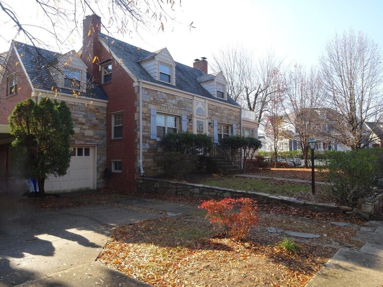 Building Photo - 2610 16th St N