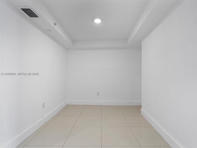 Building Photo - 9261 E Bay Harbor Dr