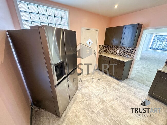 Building Photo - 805 Lindley Ave