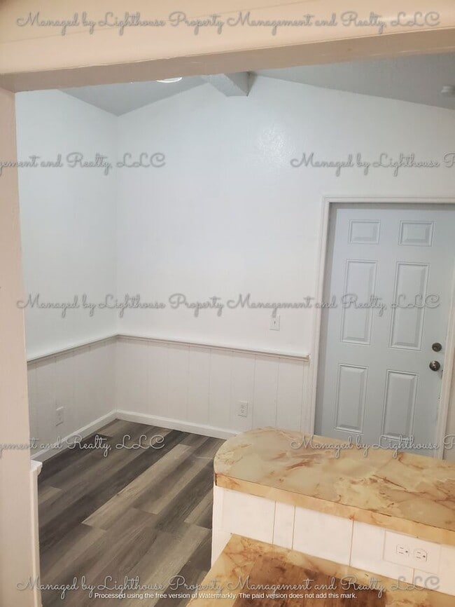 Building Photo - 2 Bedroom / 2 Bathroom Home in Historic Springfield ? Huge Fenced Yard