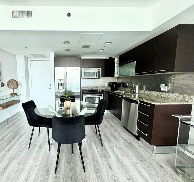 Building Photo - 951 Brickell Ave