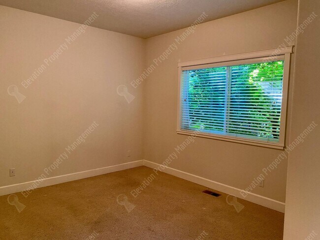 Building Photo - 3-BR 2-BA Boyd Acres Beauty