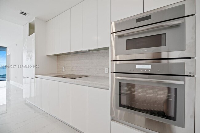 Building Photo - 700 NE 24th St