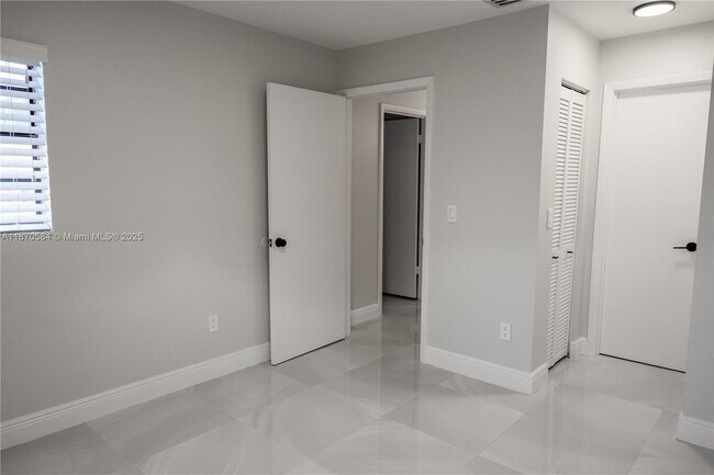 Building Photo - 6211 SW 138th Ct