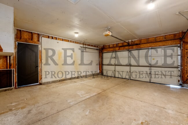 Building Photo - 215 Peachwood Dr