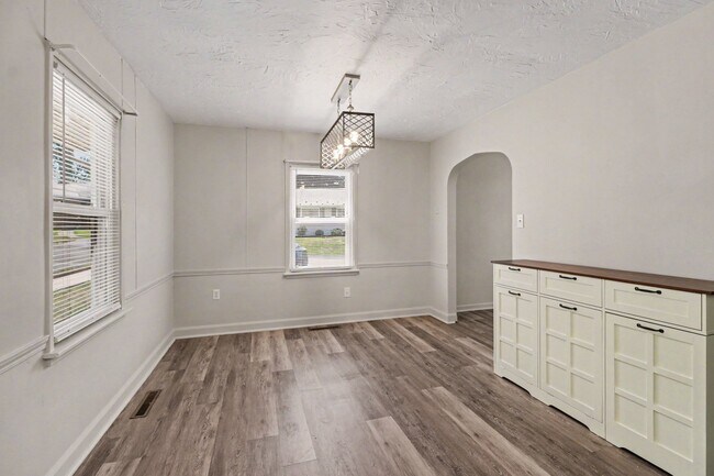 Building Photo - 105 Maple Dr