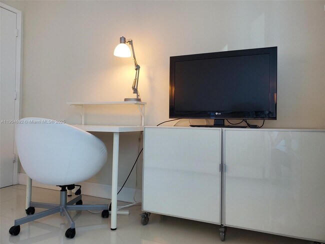 Building Photo - 950 Brickell Bay Dr