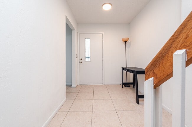 Building Photo - 9 Oakwood Park