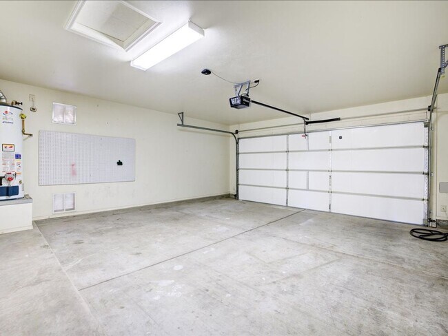 Building Photo - ** WOW $500.00 OFF FIRST FULL MONTHS RENT ...