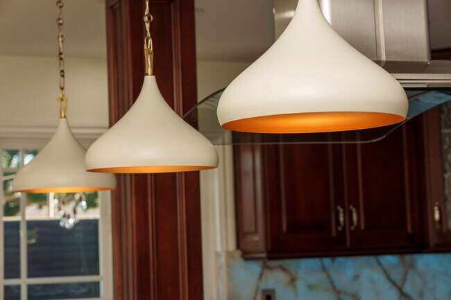 Building Photo - 8562 Sandy Hook Dr