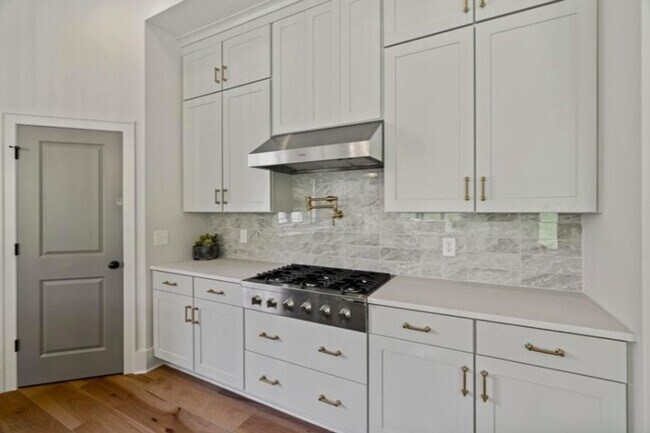 Building Photo - Luxurious 5 Bedroom, 3 Bathroom Home in Mc...