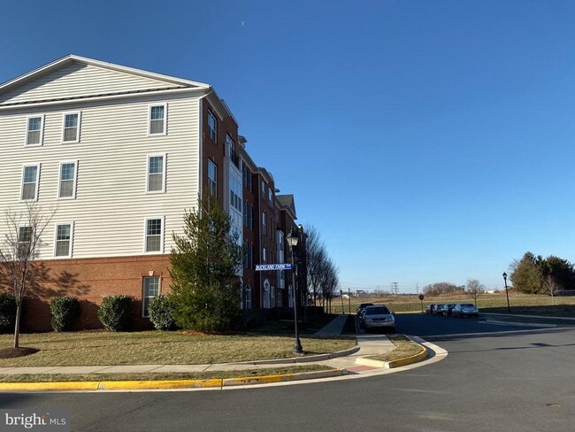 Building Photo - 43075 Thoroughfare Gap Terrace