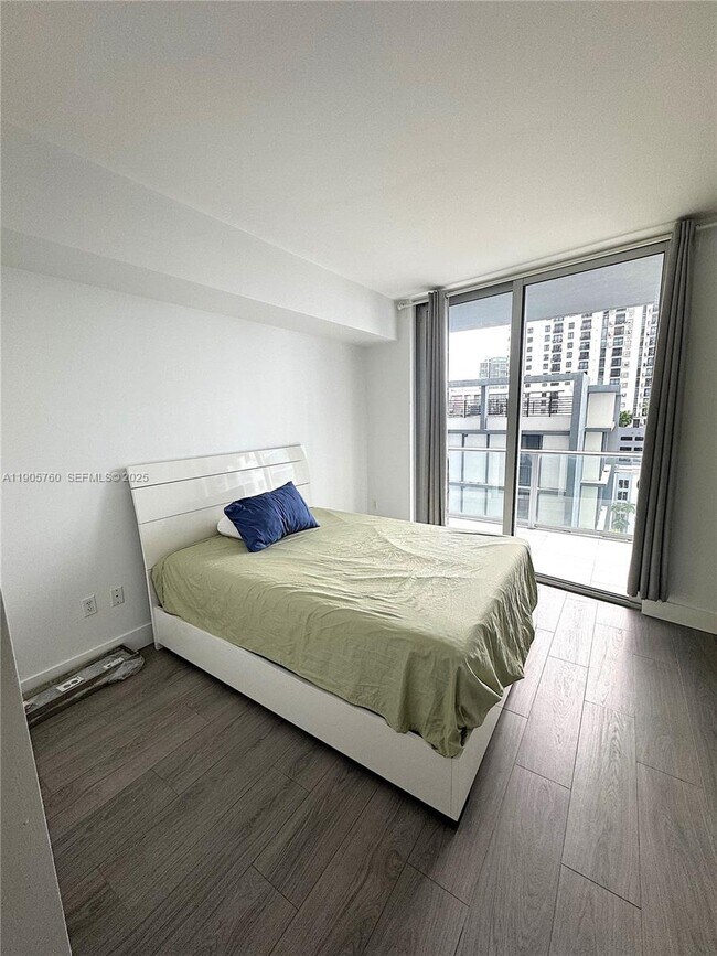 Building Photo - 1010 SW 2nd Ave