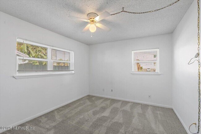 Building Photo - 902 2nd St S