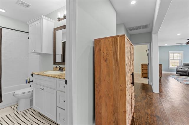 Building Photo - 607 S Alamo St