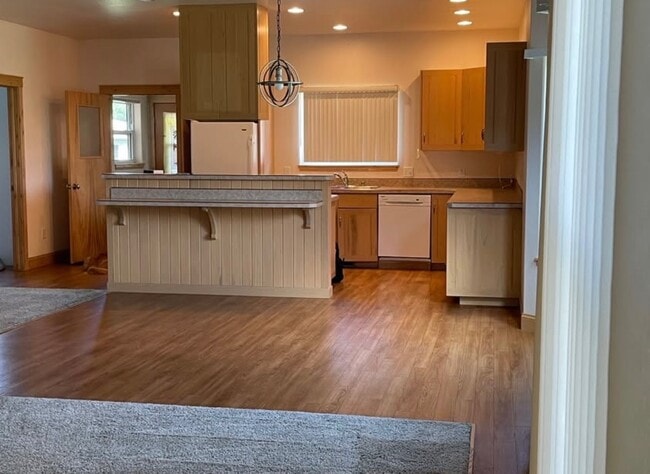 Building Photo - Bauer Rentals - 245 N. DAVIS ST