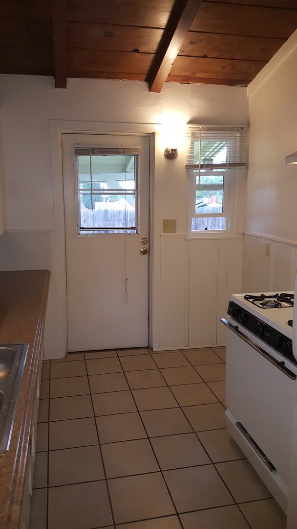 Building Photo - Charming 1bdr duplex with private yard and garage!