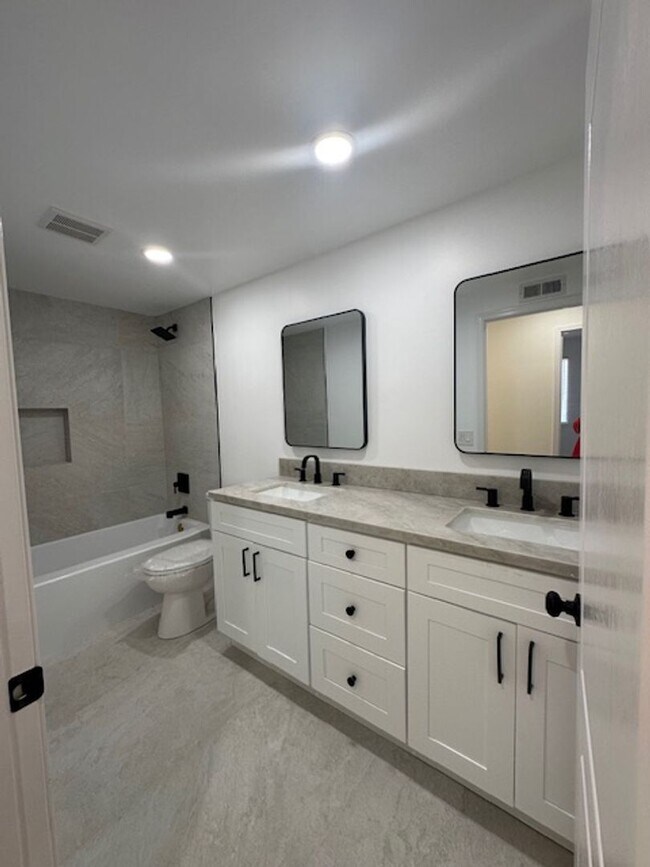 Building Photo - Stunning gated executive home completely redone