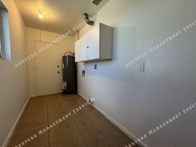 Building Photo - BEAUTIFUL 3 BEDROOM 2 BATHROOM HOME IN NORTH PHOENIX