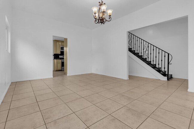 Building Photo - 915 E 91st St