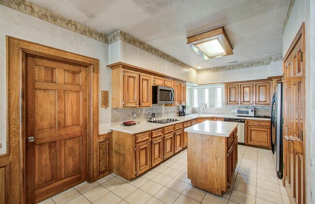 Building Photo - 18307 Forest Elms Dr