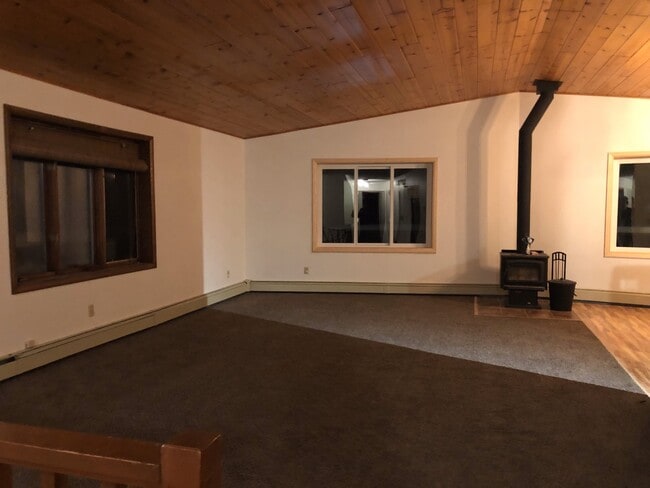 Building Photo - Large 3 Bed, 2 1/2 Bath, 2 Car Garage in North Pole!