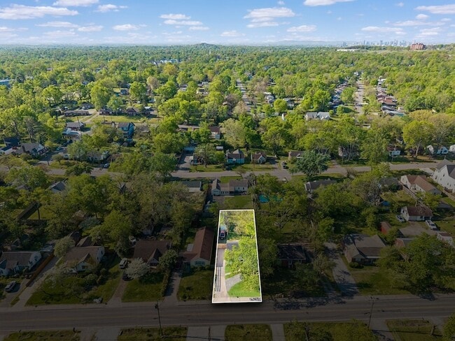 Building Photo - 902 Broadmoor Dr