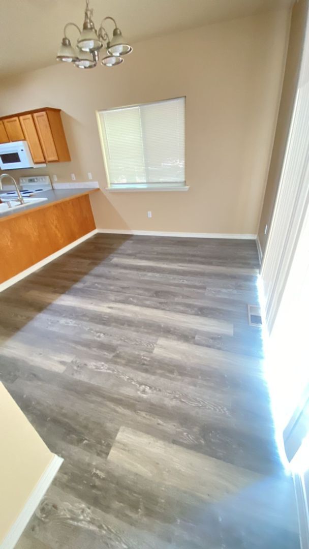 Building Photo - Townhome In A Great Location