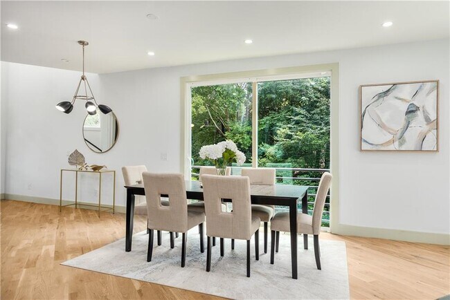 Building Photo - 335 Eureka Dr NE