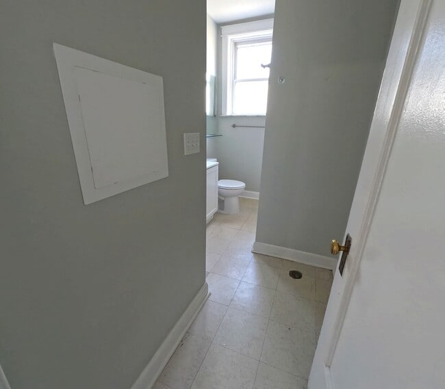 Building Photo - 1112 W Ardmore Ave