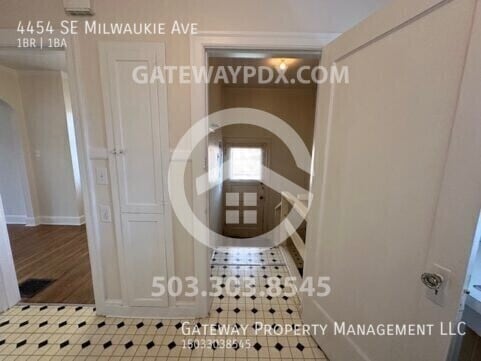 Building Photo - 4454 SE Milwaukie Ave