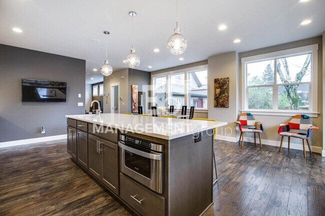 Building Photo - Close In NE Portland- Modern Townhome Across from Wholefoods and Starbucks