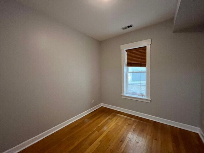 Building Photo - 4938 N Winthrop Ave