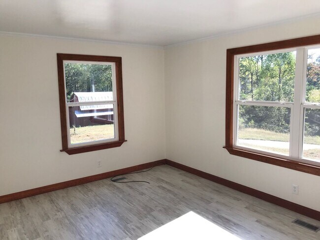 Building Photo - Spacious 3-Bedroom Home in the Heart of Baxter | Basement + Wrap-Around Driveway