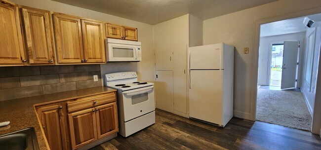 Building Photo - $500 MOVES YOU IN! 3 Bedroom Albany House ...