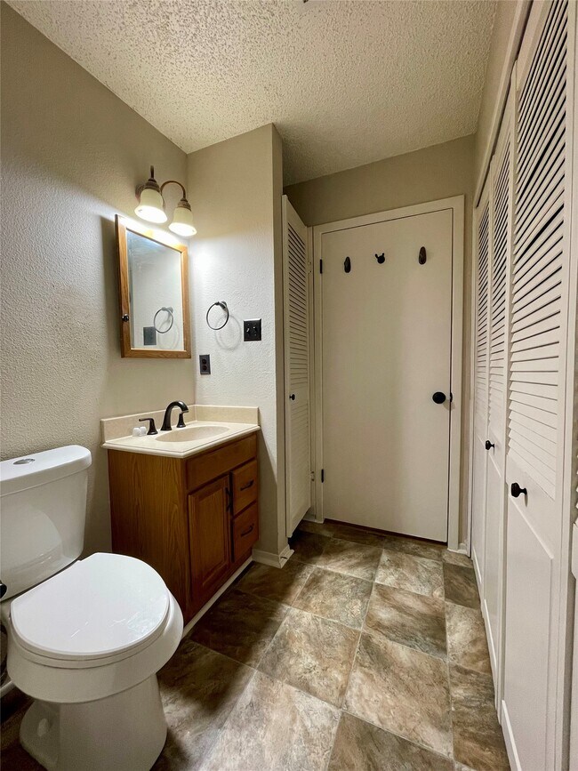 Building Photo - 13703 Carsa Ln