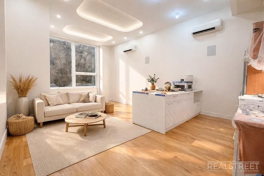 Building Photo - Apartments like this are why people move to Williamsburg.