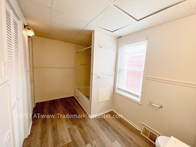 Building Photo - 482 New Dorwart St